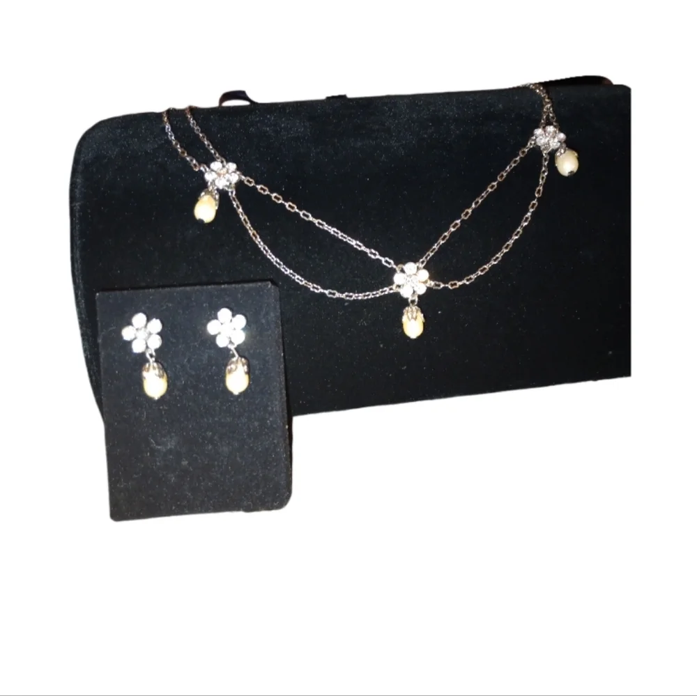 Silvertone earring with pearl beads - Picture 9 of 9